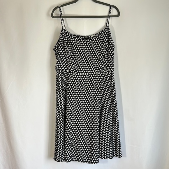 Old Navy Black & White Seashell Flowy Summer Dress - Picture 2 of 12
